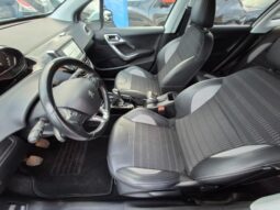 
										Peugeot 2008 ALLURE (GRIP CONTROL) completo									