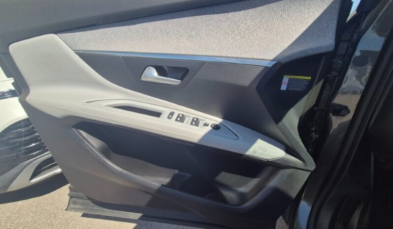 
								Peugeot 3008 EAT8 ALLURE completo									