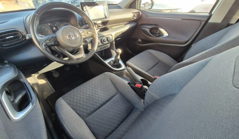 
								Toyota YARIS completo									
