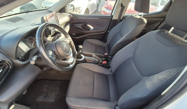 
								Toyota YARIS completo									