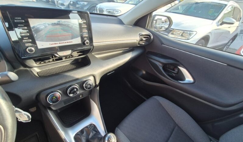 
								Toyota YARIS completo									