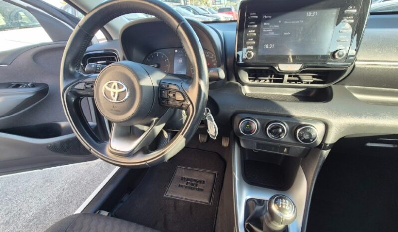 
								Toyota YARIS completo									