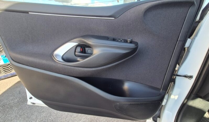 
								Toyota YARIS completo									