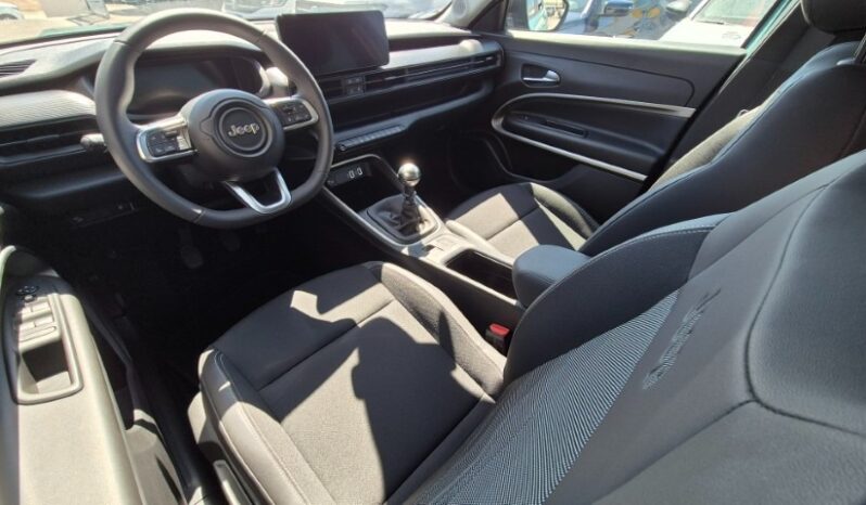 
								Jeep AVENGER TURBO ALTITUDE 2024 completo									