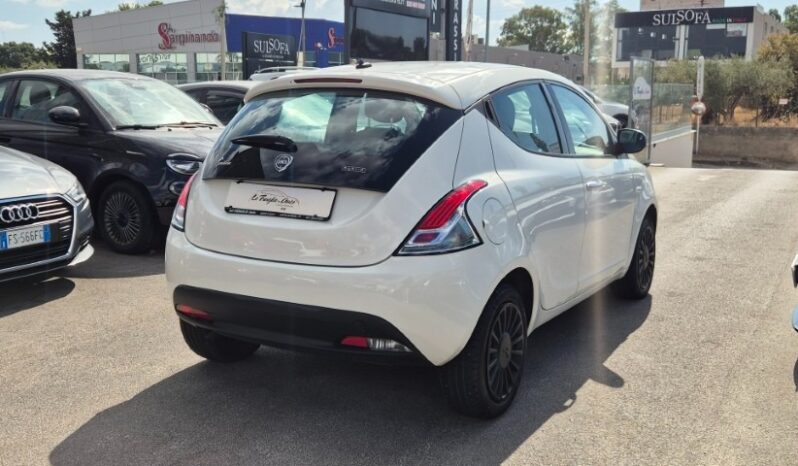 
								Lancia YPSILON HYBRID SILVER 2022 completo									