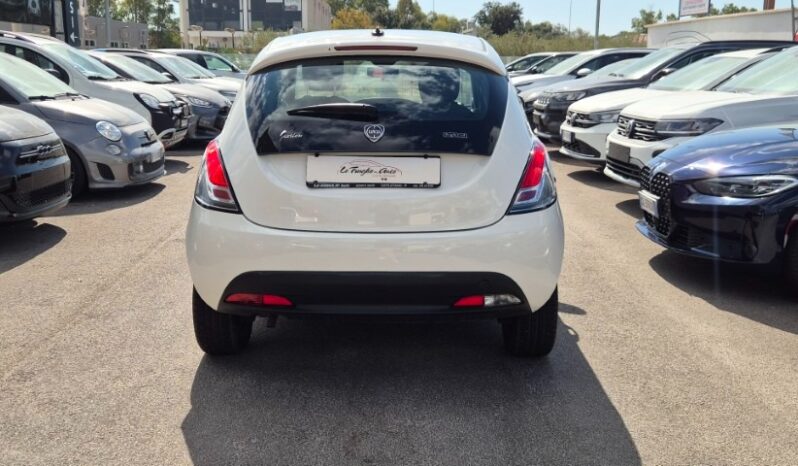 
								Lancia YPSILON HYBRID SILVER 2022 completo									