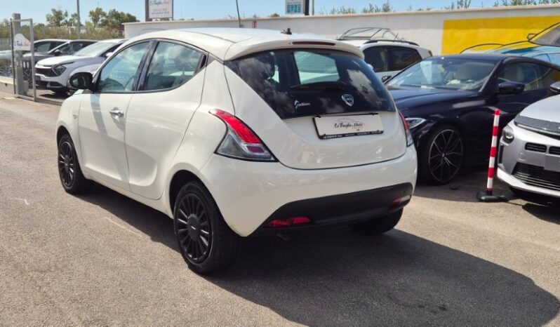 
								Lancia YPSILON HYBRID SILVER 2022 completo									
