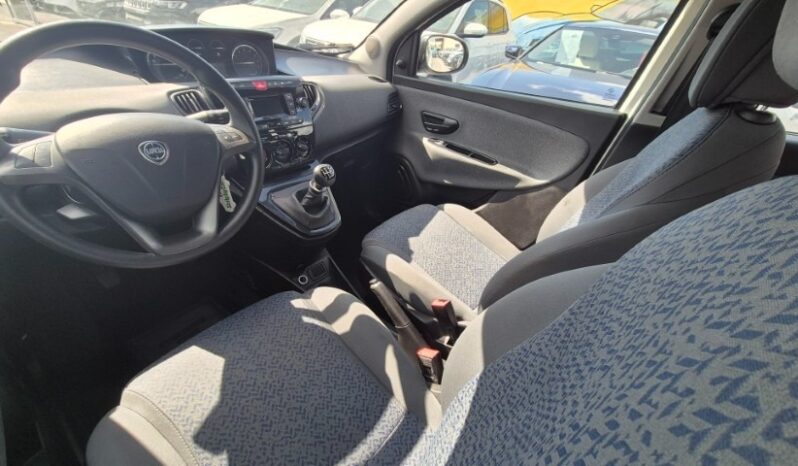 
								Lancia YPSILON HYBRID SILVER 2022 completo									