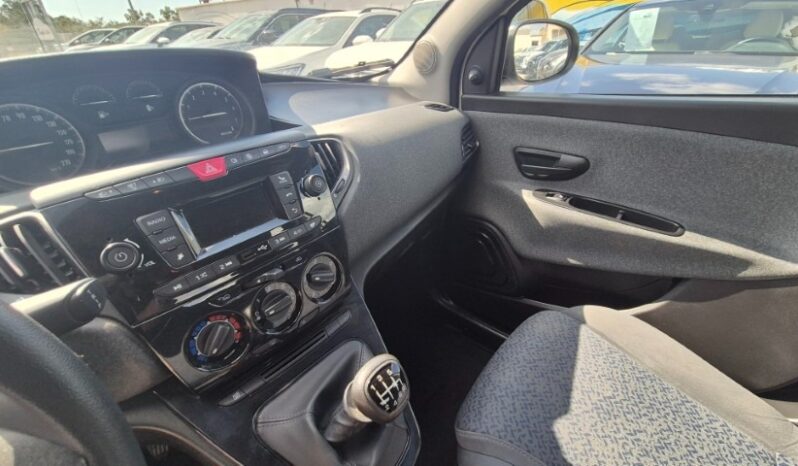 
								Lancia YPSILON HYBRID SILVER 2022 completo									