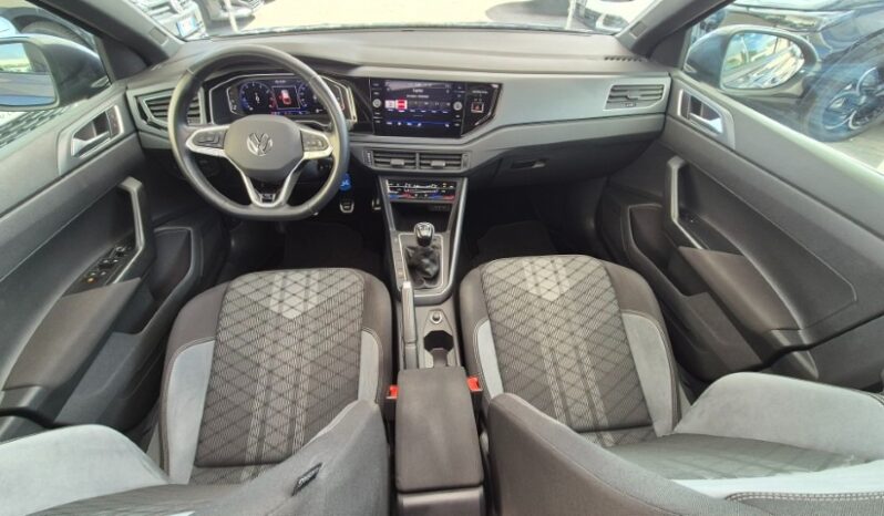 
								Volkswagen TAIGO TSI R-LINE (TETTUCCIO APRIBILE) 2024 completo									