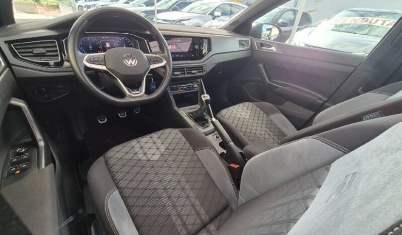 
								Volkswagen TAIGO TSI R-LINE (TETTUCCIO APRIBILE) 2024 completo									