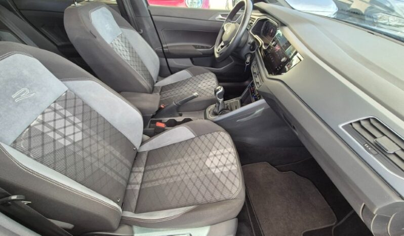 
								Volkswagen TAIGO TSI R-LINE (TETTUCCIO APRIBILE) 2024 completo									