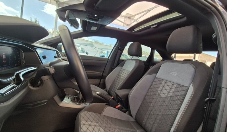 
								Volkswagen TAIGO TSI R-LINE (TETTUCCIO APRIBILE) 2024 completo									