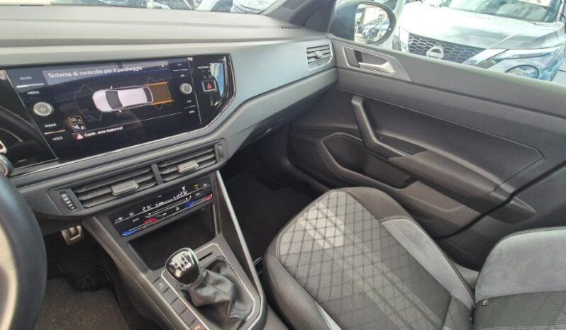 
								Volkswagen TAIGO TSI R-LINE (TETTUCCIO APRIBILE) 2024 completo									