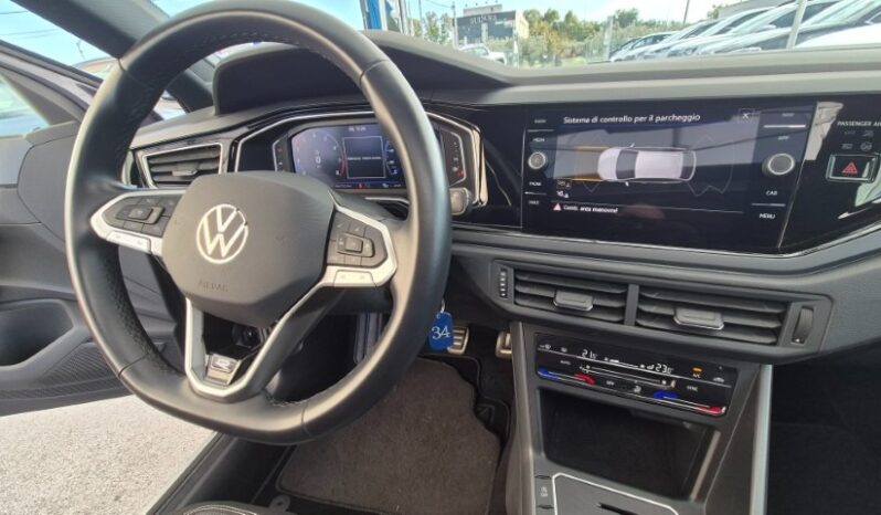 
								Volkswagen TAIGO TSI R-LINE (TETTUCCIO APRIBILE) 2024 completo									