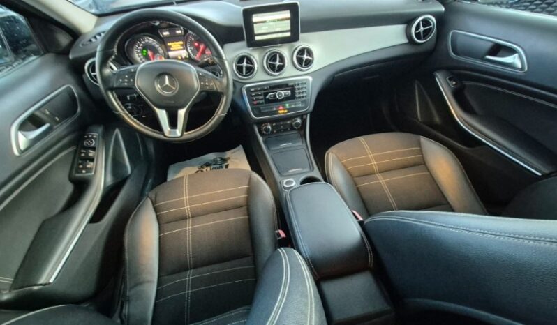
								Mercedes GLA 180 CDI 2015 completo									