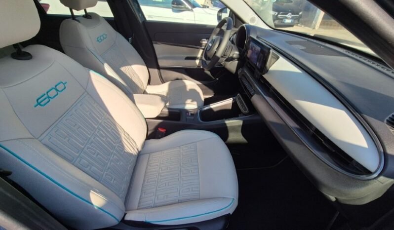
								Fiat 600 DCT MHEV LA PRIMA 2025 completo									