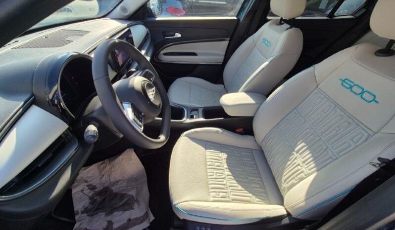 
								Fiat 600 DCT MHEV LA PRIMA 2025 completo									