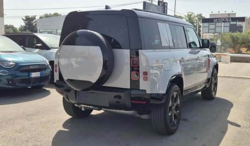 
								LAND ROVER DEFENDER AWD AUTO X-DYNAMIC SE 2026 completo									