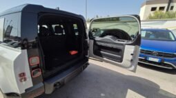 
										LAND ROVER DEFENDER AWD AUTO X-DYNAMIC SE 2026 completo									