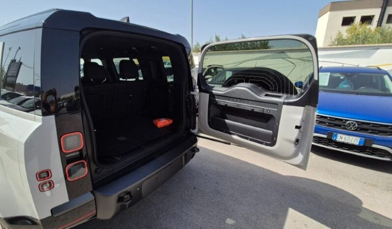 
								LAND ROVER DEFENDER AWD AUTO X-DYNAMIC SE 2026 completo									