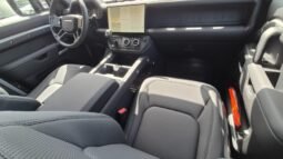 
										LAND ROVER DEFENDER AWD AUTO X-DYNAMIC SE 2026 completo									
