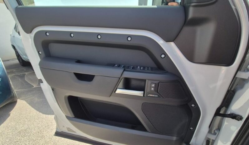 
								LAND ROVER DEFENDER AWD AUTO X-DYNAMIC SE 2026 completo									
