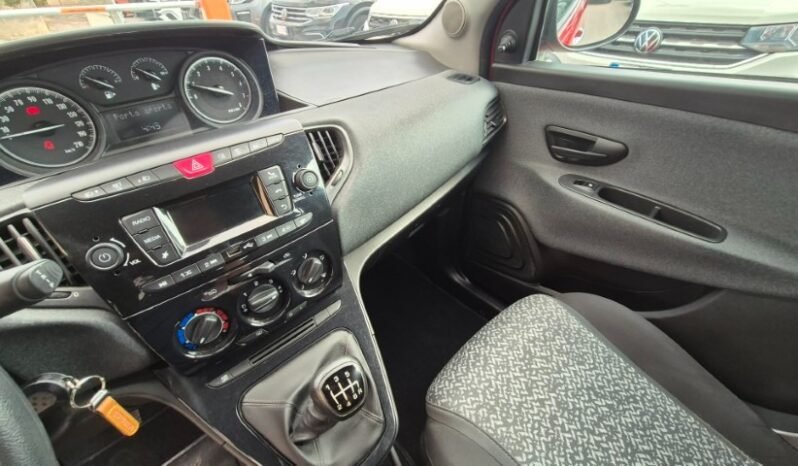 
								Lancia YPSILON 2021 completo									