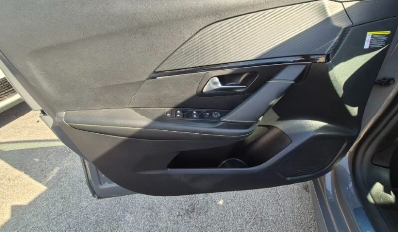 
								Peugeot 208 HYBRID GT 2025 completo									