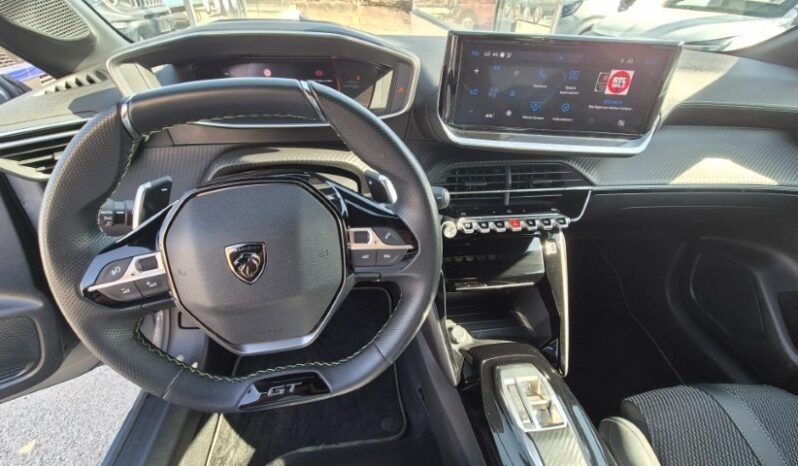 
								Peugeot 208 HYBRID GT 2025 completo									