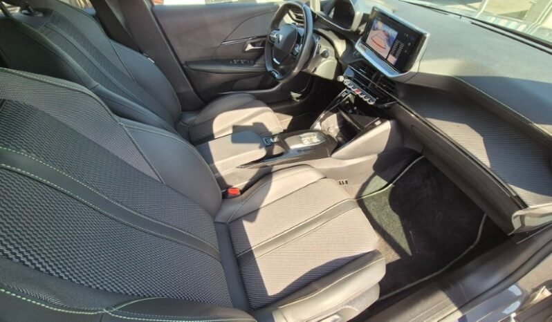 
								Peugeot 208 HYBRID GT 2025 completo									