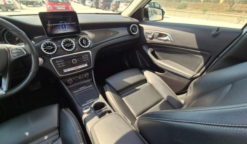 
								Mercedes GLA 200D AUT. PREMIUM (TETTO APRIBILE) 2019 completo									