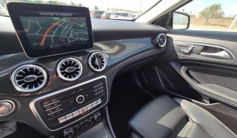 
								Mercedes GLA 200D AUT. PREMIUM (TETTO APRIBILE) 2019 completo									