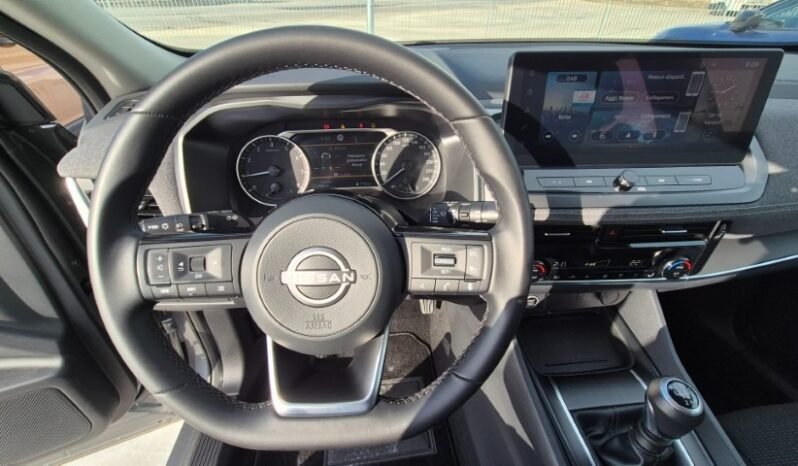 
								Nissan qashqai MHEV ACENTA 2025 completo									
